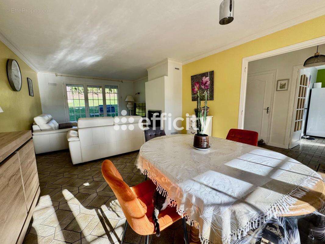 Maison à LA MONNERIE-LE-MONTEL