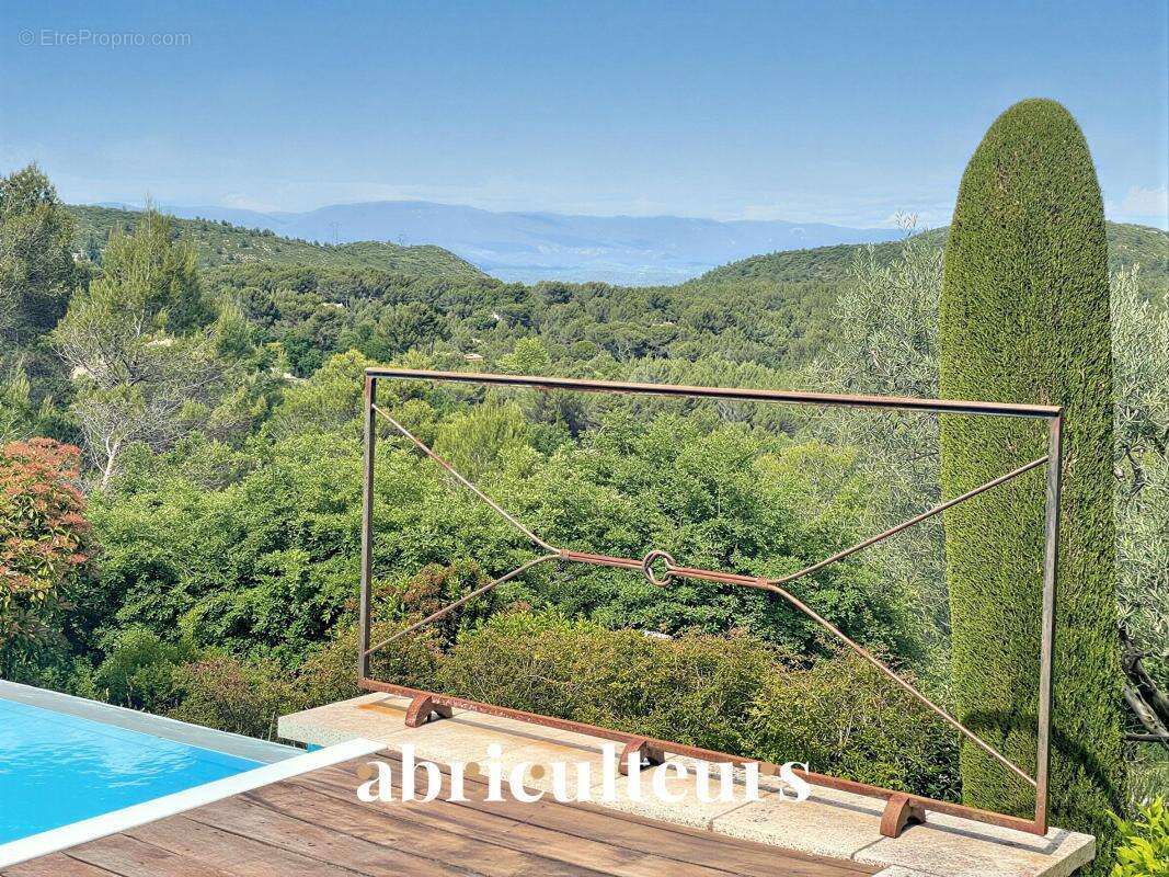 Magnifique villa de 296 m² avec piscine, sauna, spa, terrain de 1,2 ha et vue exceptionnelle à Rognes (13840) - photo 4