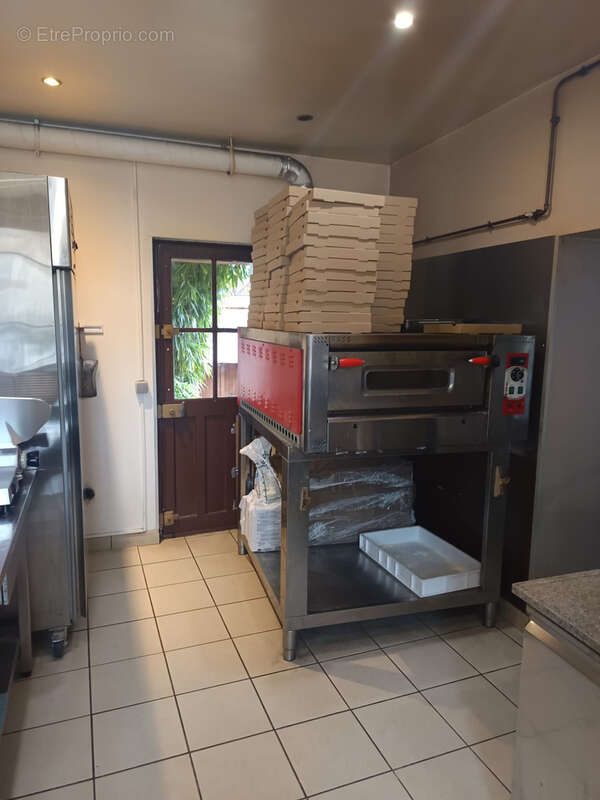 Commerce à SAINT-ARNOULT-EN-YVELINES