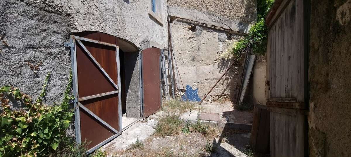 Maison de caractère de 208 m2 avec cour et garage, à deux pas des plages et de Béziers - photo 12