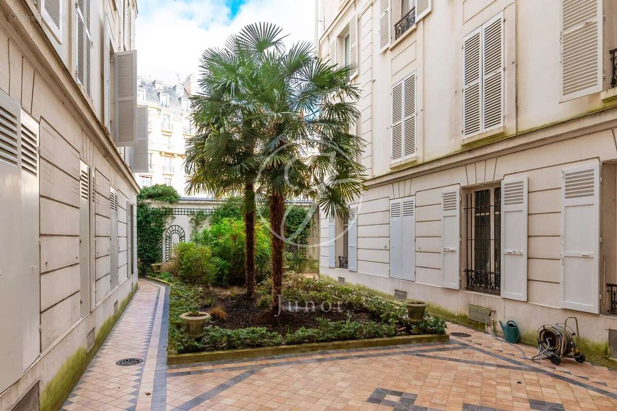 Appartement à PARIS-16E