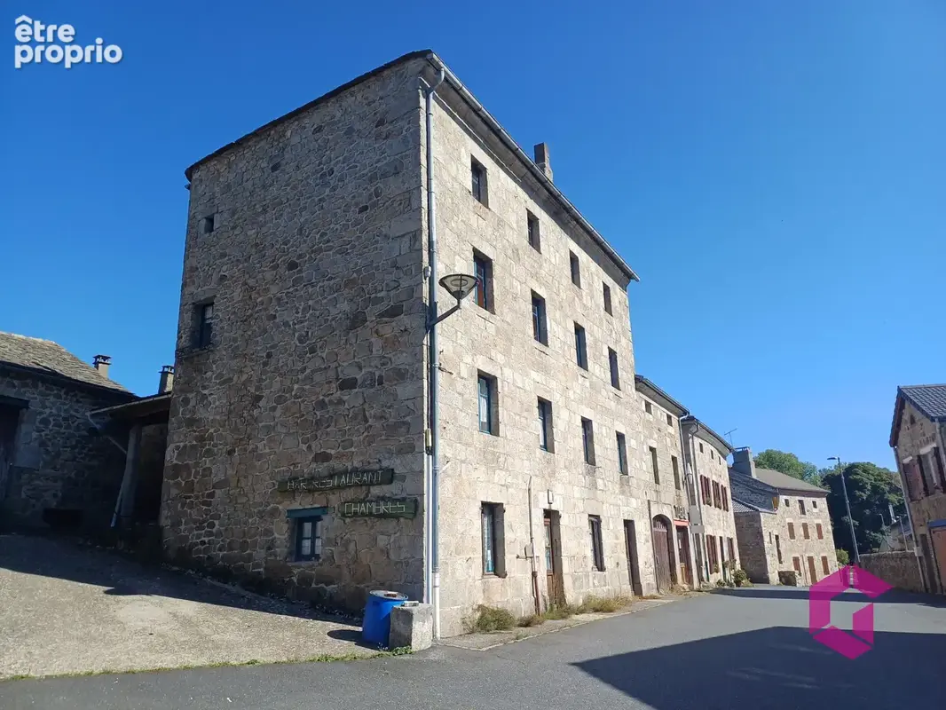 Maison de bourg de 390m2 env. sur 969m2 de terrain. - photo 2