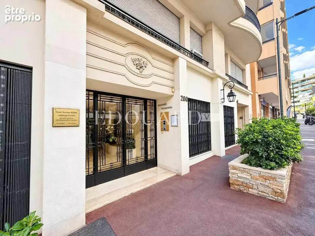 Somptueux quatre pièces à vendre avec belle vue sur la ville et la mer, en plein centre de Roquebrune Cap Martin - photo 30