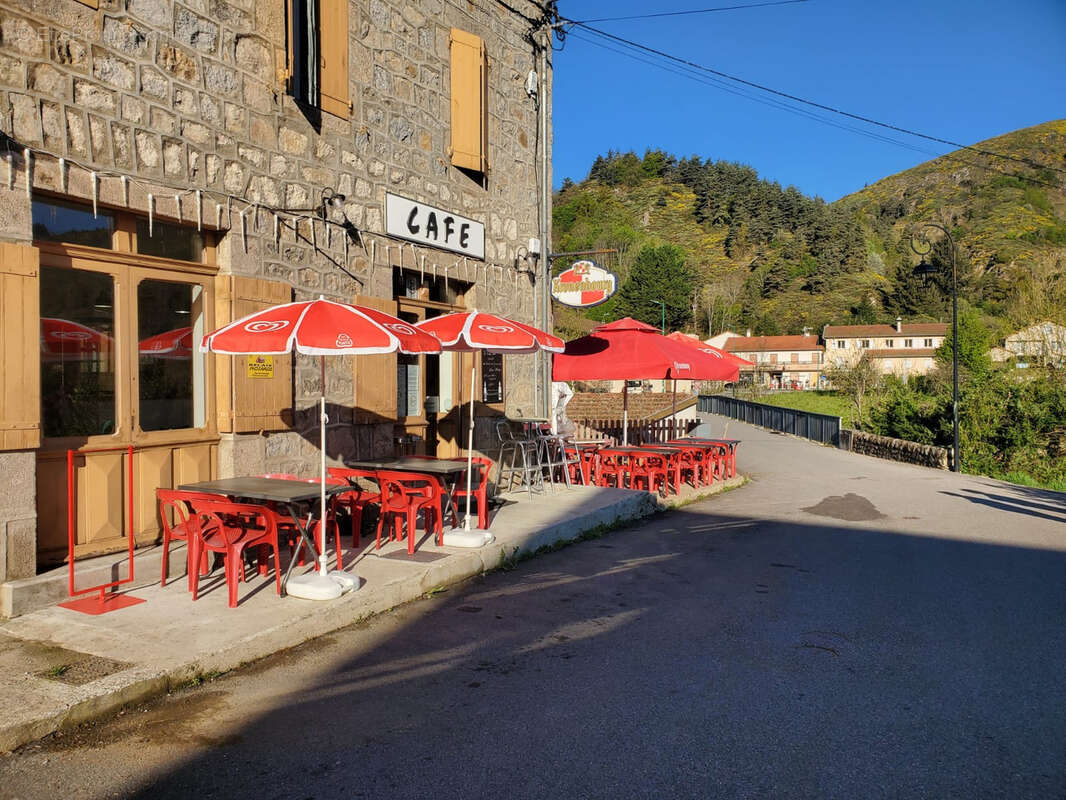 À vendre à Arcens (Ardèche) — Murs et fonds de commerce : bar, restaurant, chambres d'hôtes - photo 2