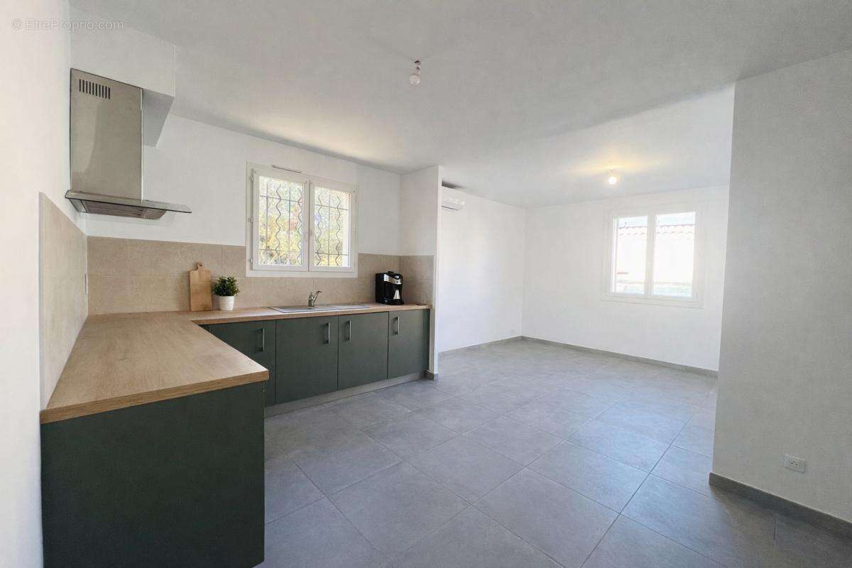 Maison à SAINT-MITRE-LES-REMPARTS