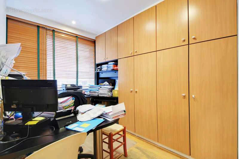 Commerce à PARIS-16E