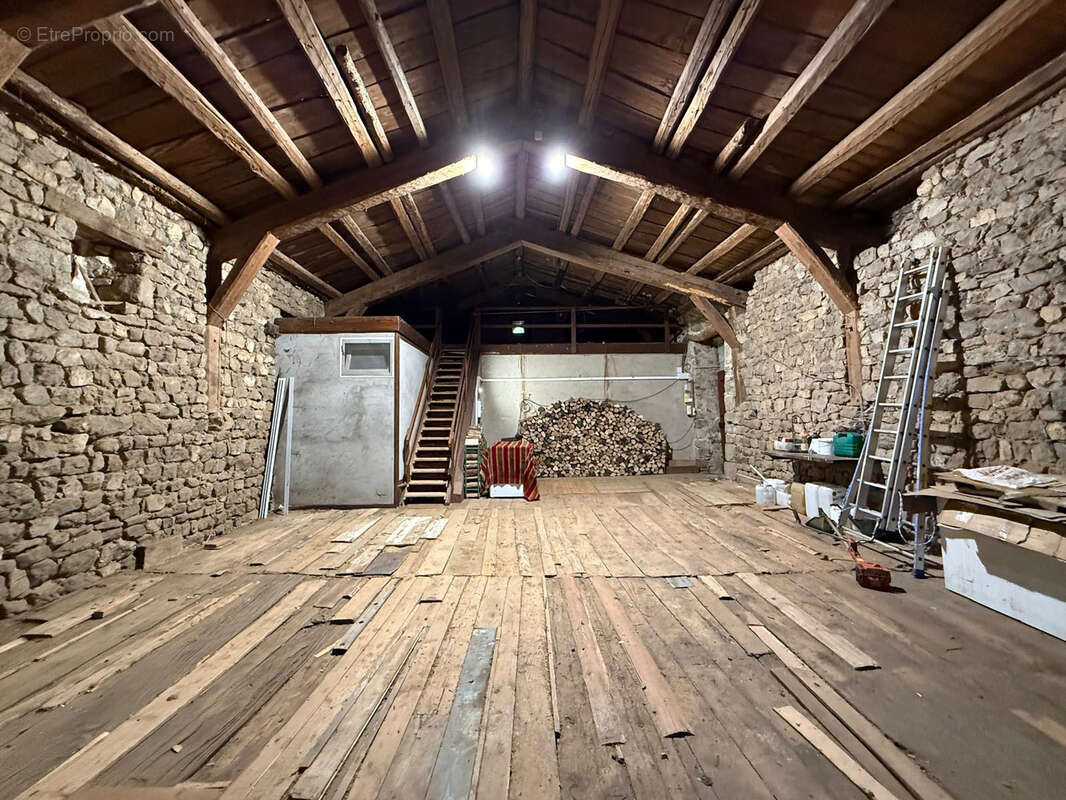 Maison à SAINT-JULIEN-VOCANCE