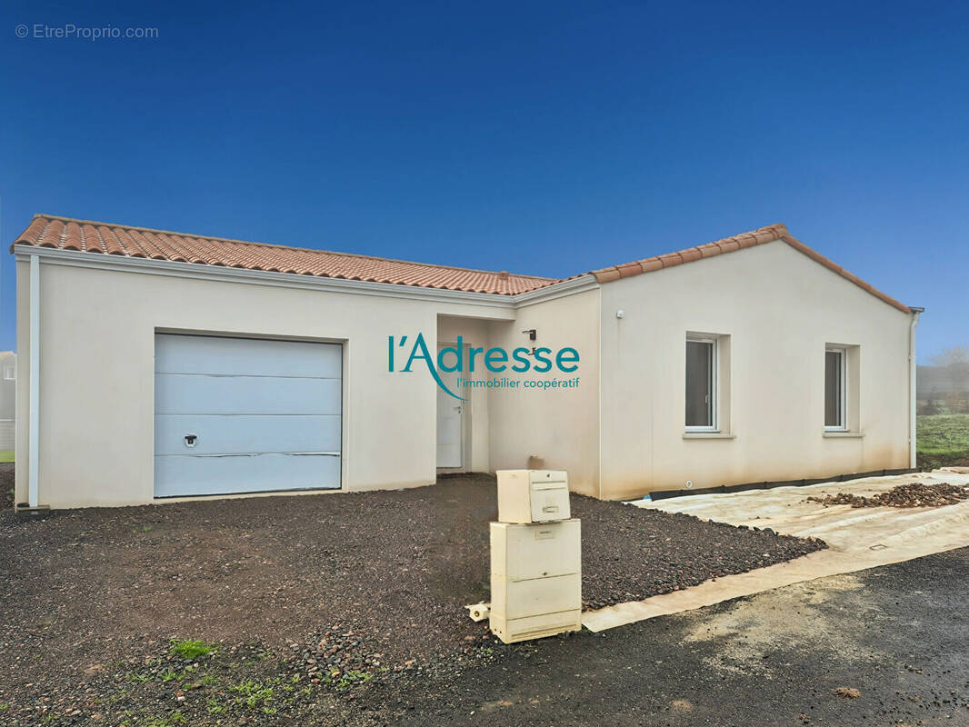 Maison à MONTREVAULT