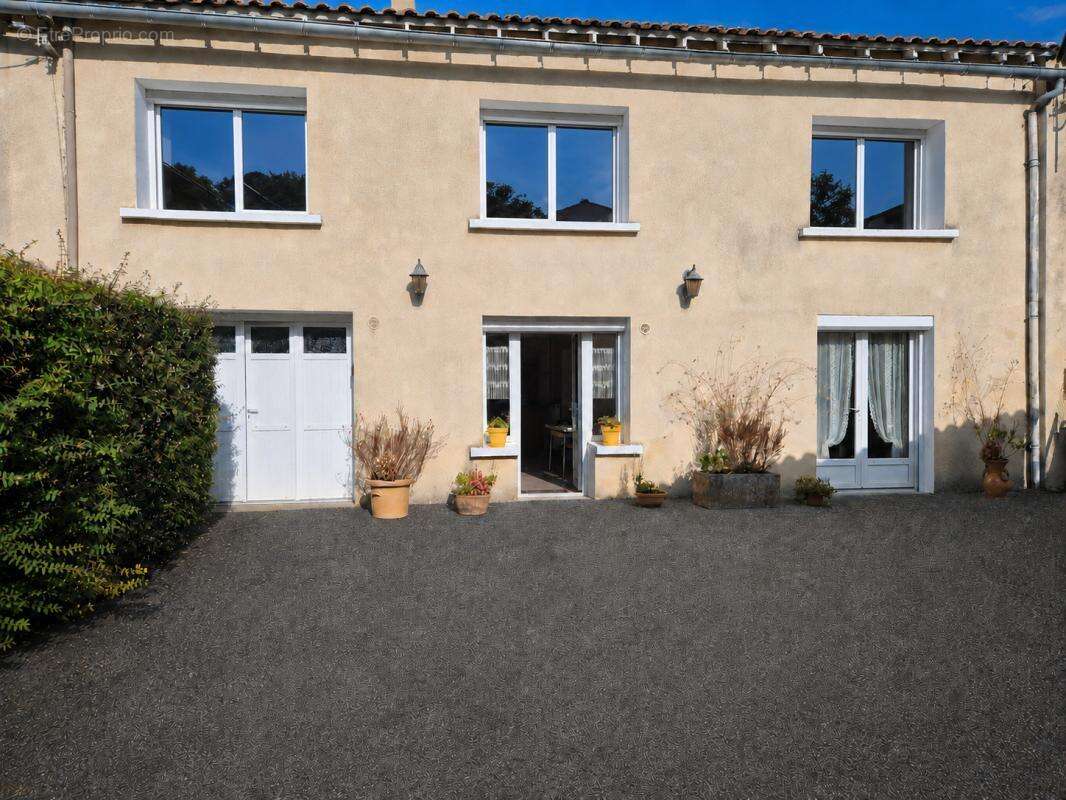 Maison à AIGRE