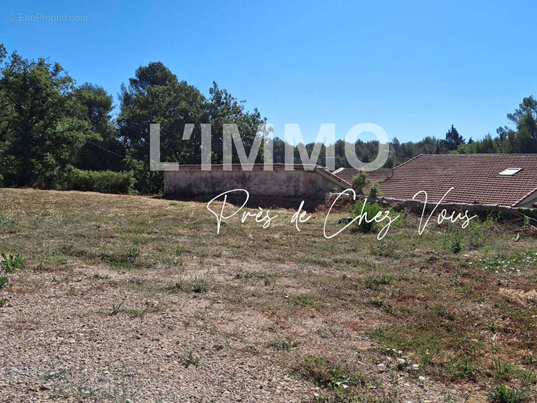Terrain à GREASQUE