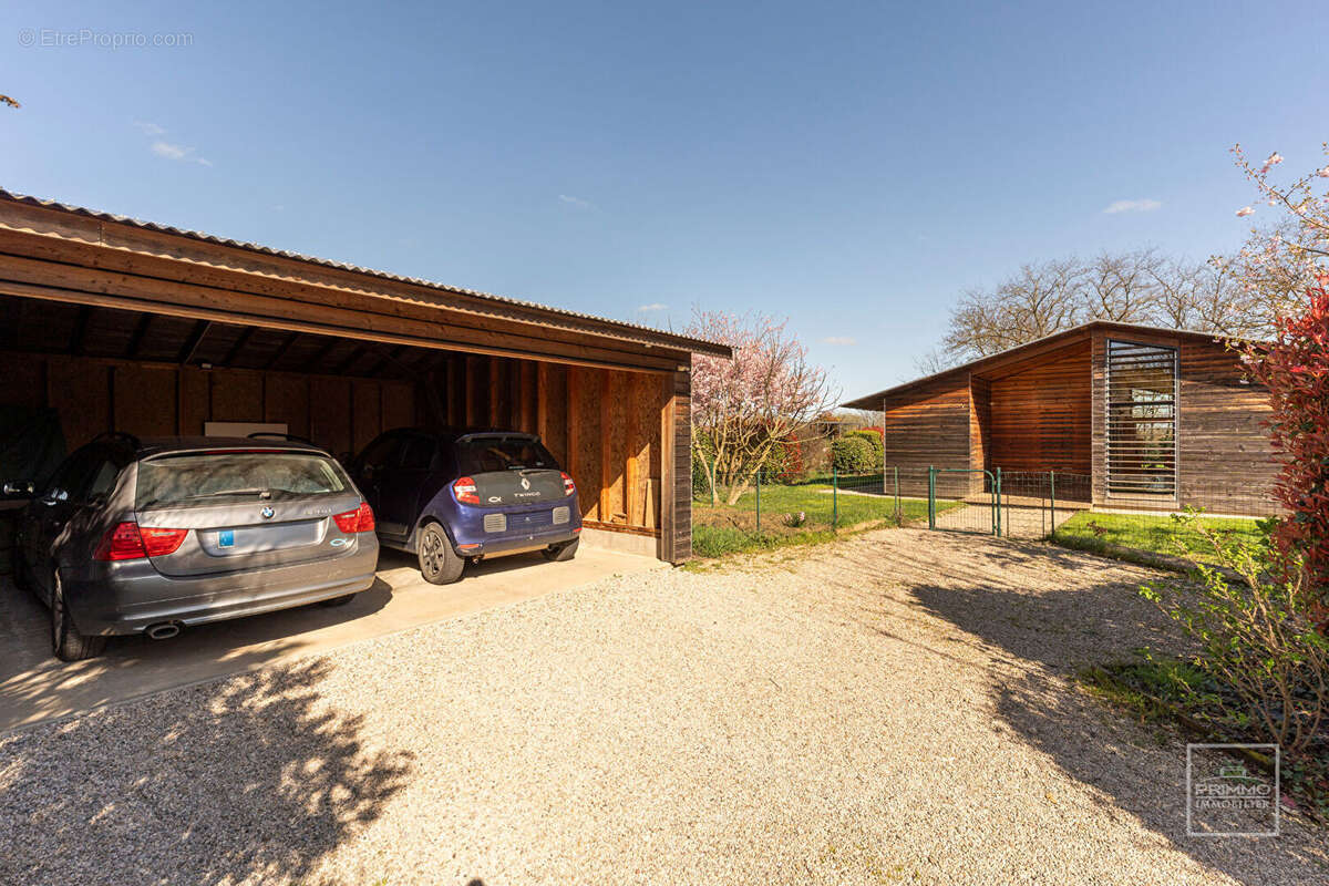 Maison à MONTANAY