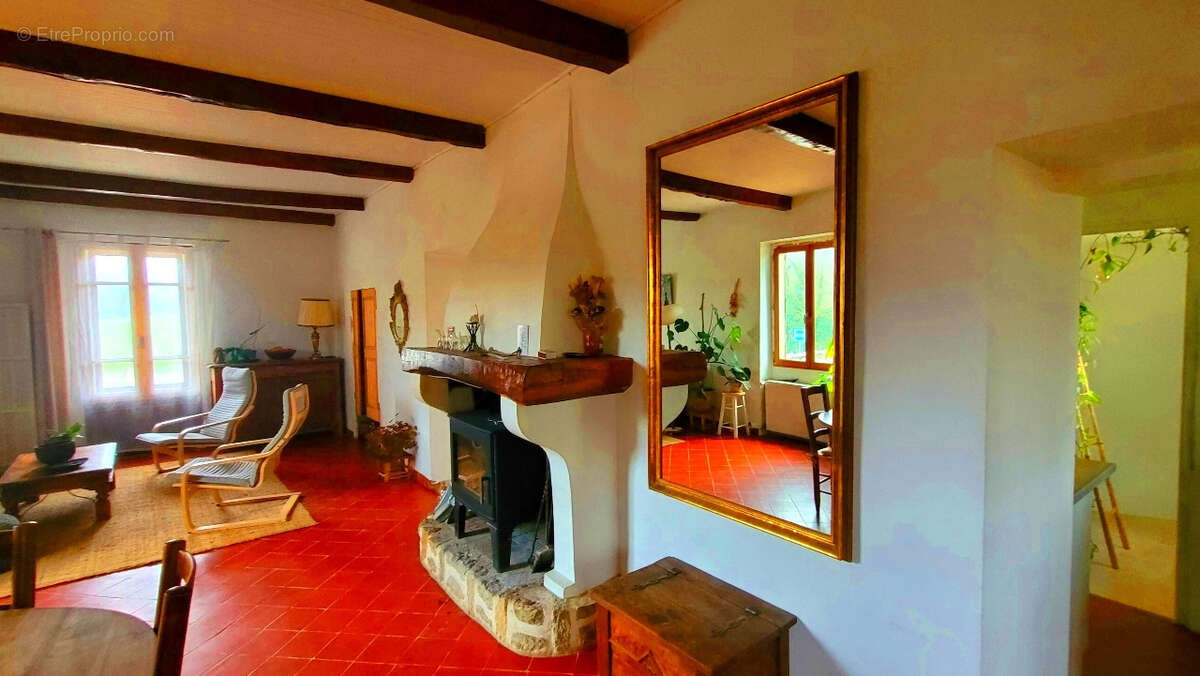 A VENDRE LURS Ancienne ferme en pierres de près de 200 m2  sur 1 ha 845 m2 - photo 5