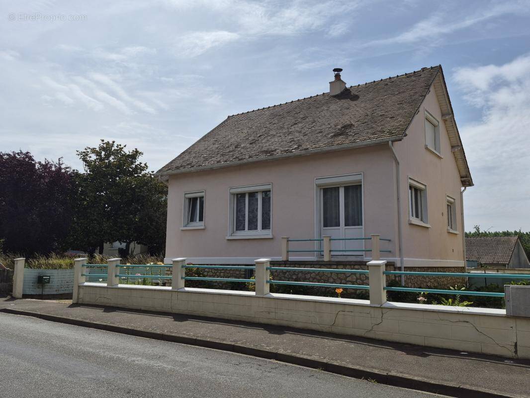 Maison à MONTFORT-LE-GESNOIS
