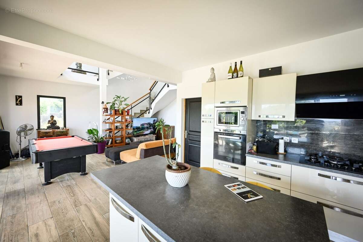 Maison 149 m² à Saint-Denis  - photo 6