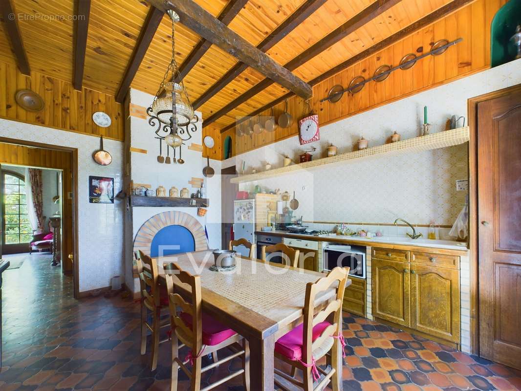 Maison 5 pièces de 170 m² avec garage de 170 m² et jardin arboré - photo 5
