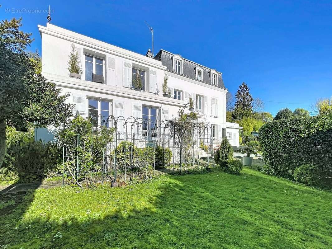 Charme indéniable pour cette maison Mansart - photo 2