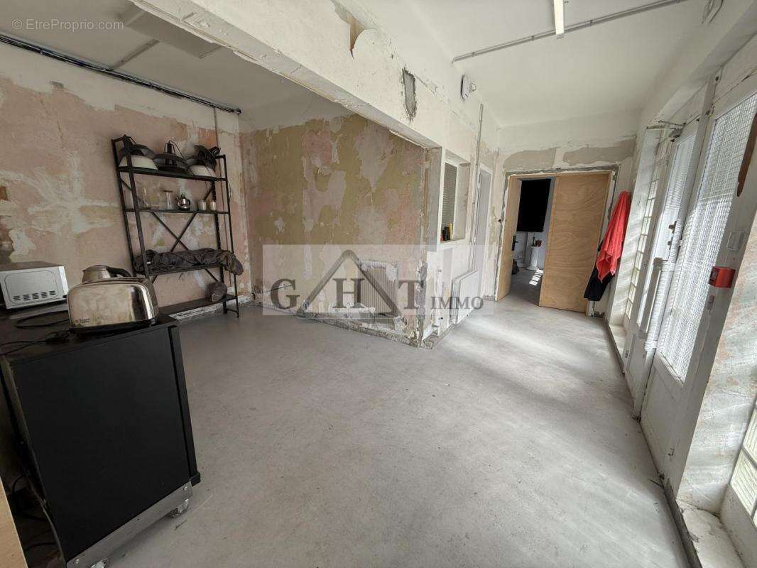 Local d'activités 800m2 a vendre SAINT DENIS - photo 8