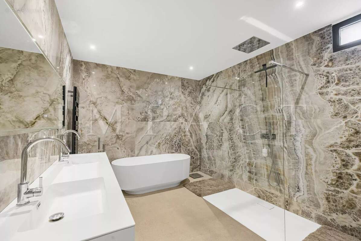 Maison à CHATEAUNEUF-GRASSE