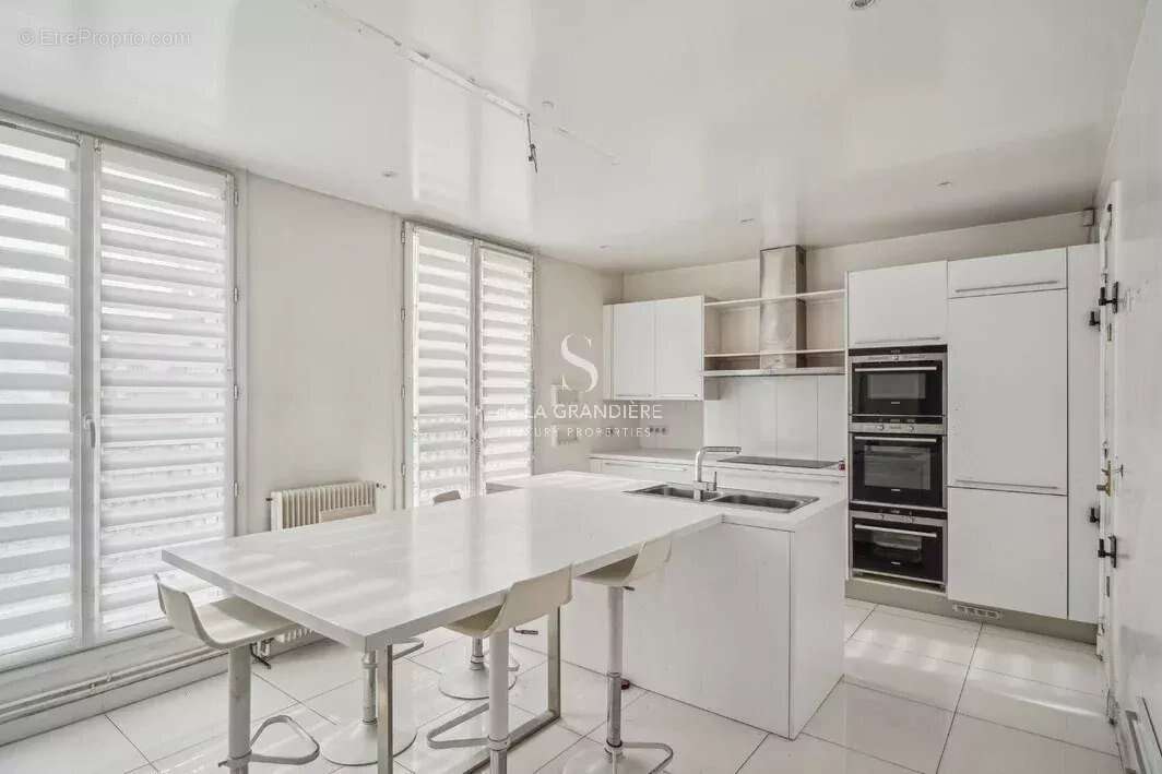 Appartement à PARIS-8E