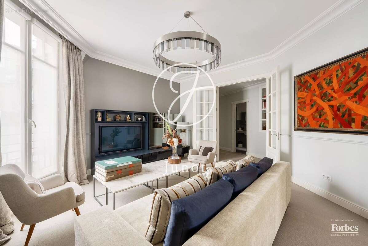 Appartement à PARIS-16E