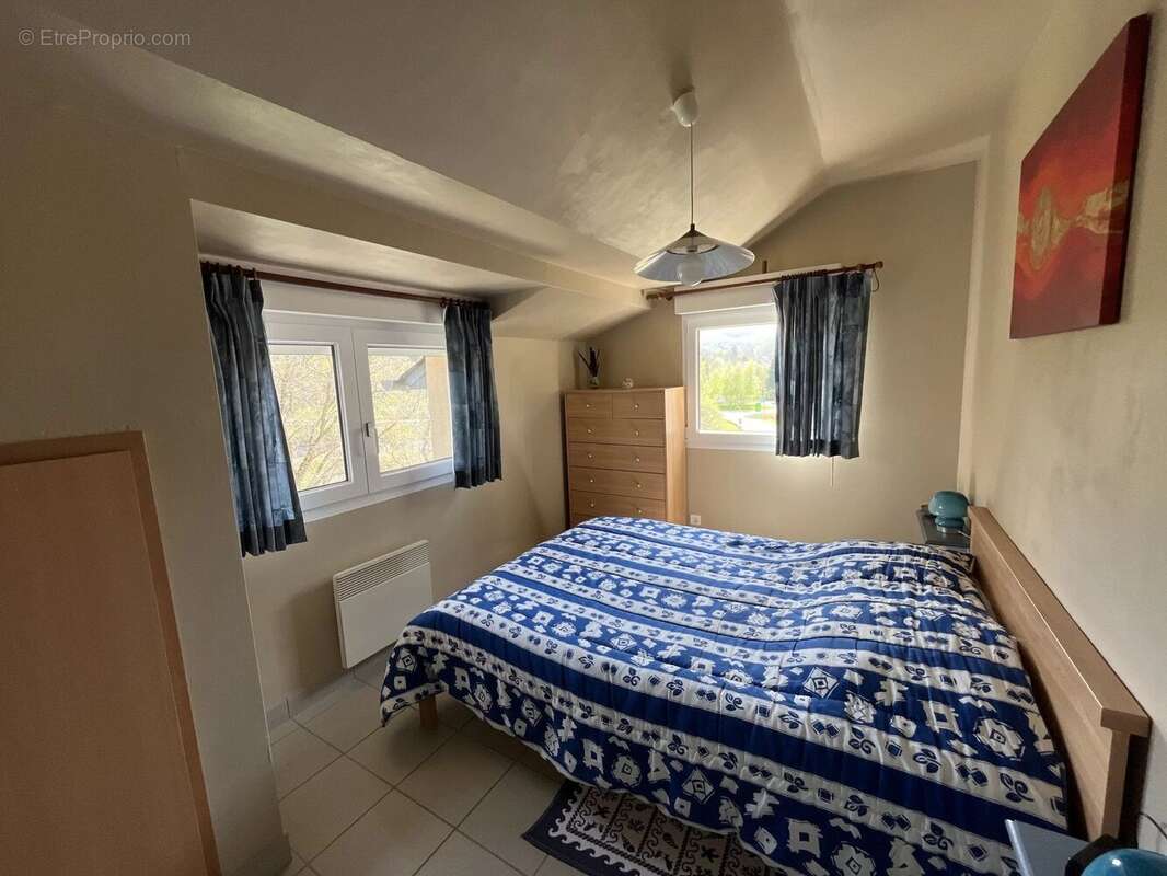 Appartement à SALLES-CURAN
