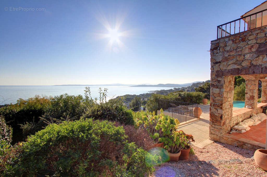 Villa provencale de charme en pierre avec piscine et garage de plus de 100 m² a pied des plages  et commerces, vue mer panoramiq - photo 2