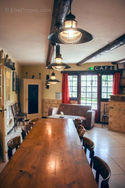 Commerce à VALLON-PONT-D'ARC