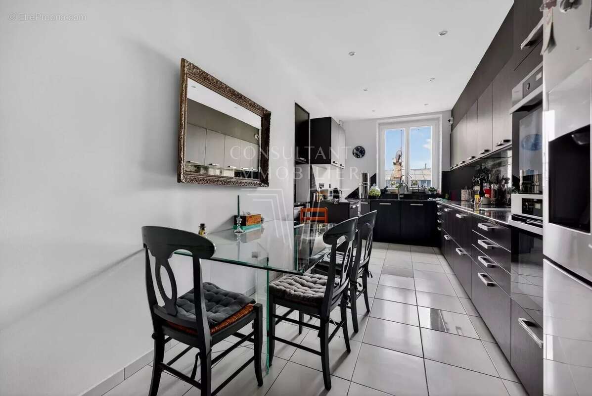 Appartement à PARIS-16E