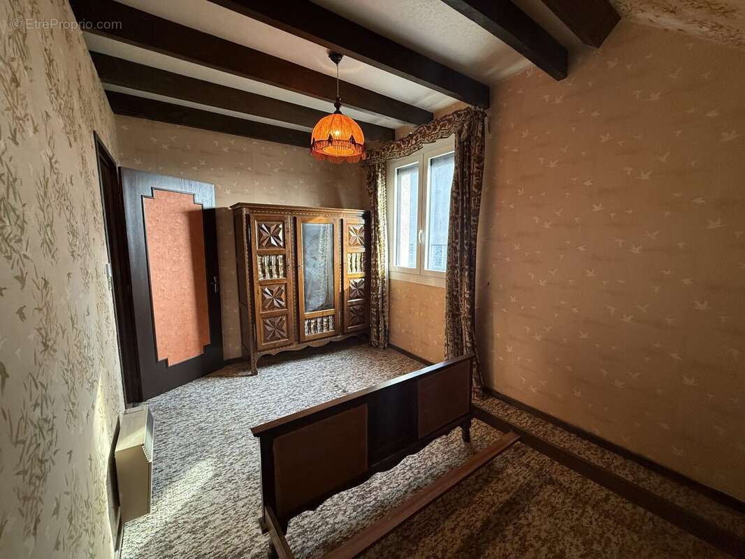 Chambre 6 - Maison à ONET-LE-CHATEAU
