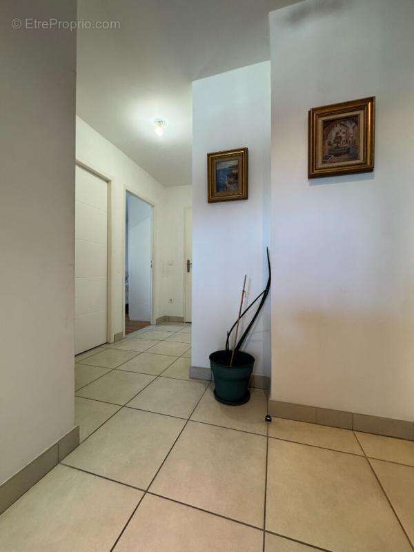 Appartement T3 récent avec balcon et garage Secteur recherché de Décines-Charpieu - photo 12
