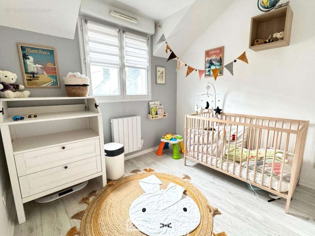 Voici la première chambre avec placard - Appartement à BONDOUFLE