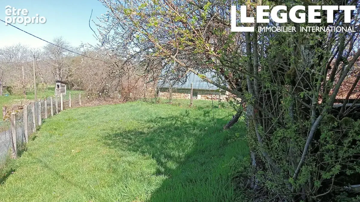 SOUS OFFRE D'ACHAT - Dans un beau village calme, maison de village à rénover et ses 2 dépendances - photo 3