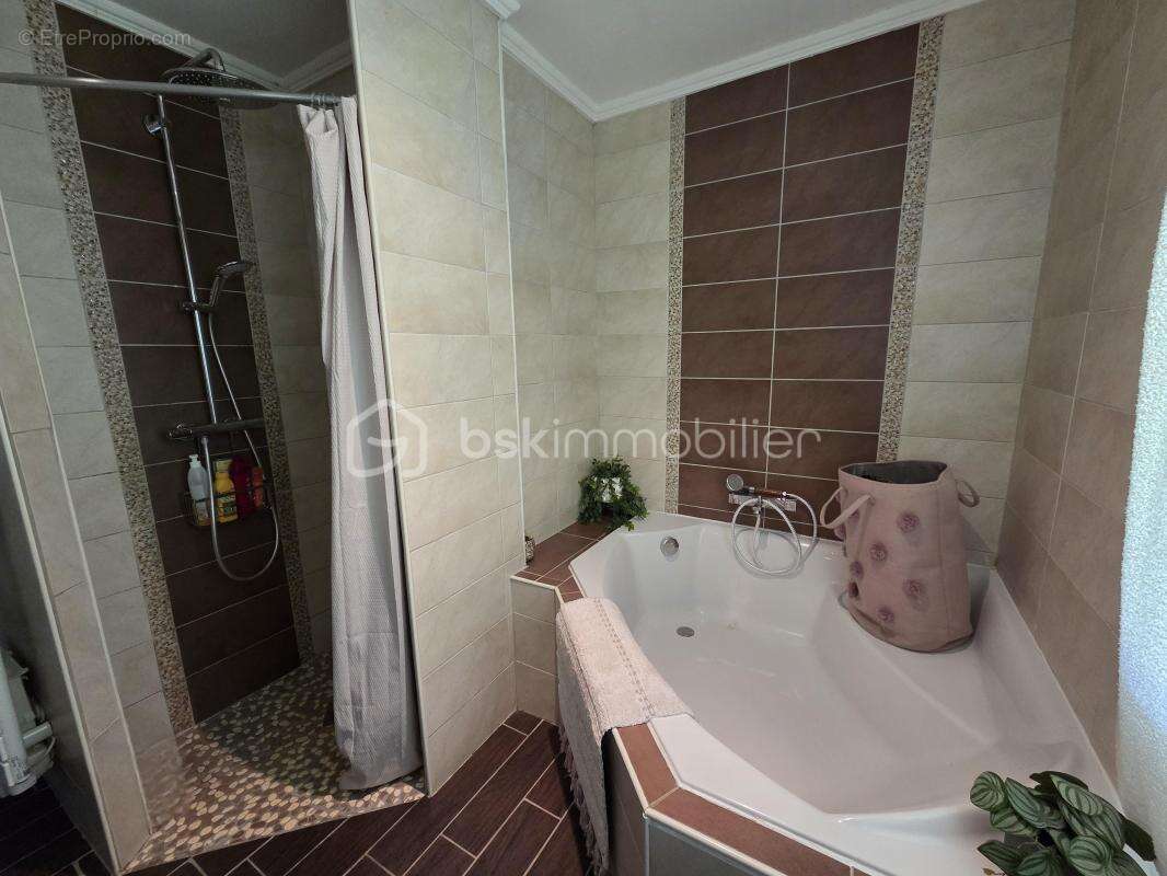 Charmante maison rénovée de 156 m² avec piscine et jardin - photo 11