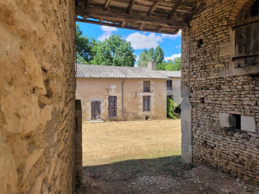 Photo 1 - Maison à VOUILLE