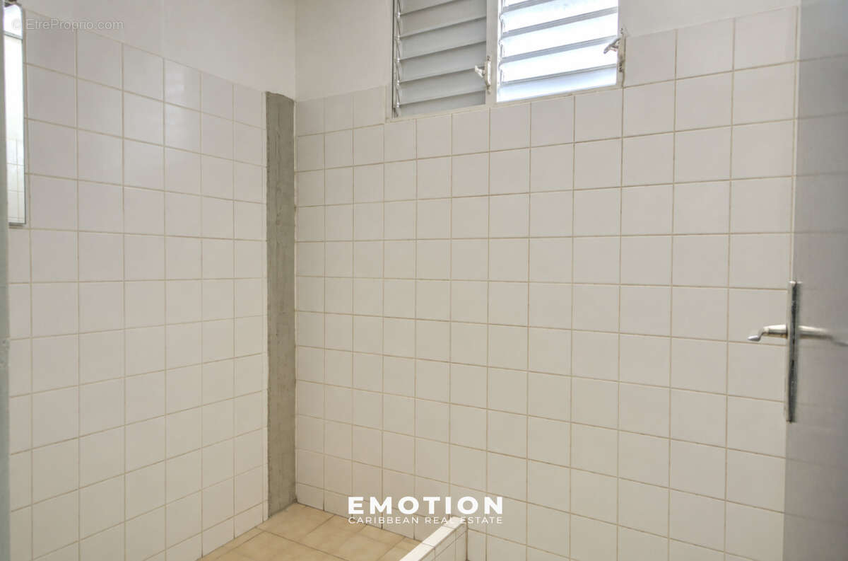 Local commercial 170 m2   Moudong Jarry BAIE-MAHAULT - photo 5