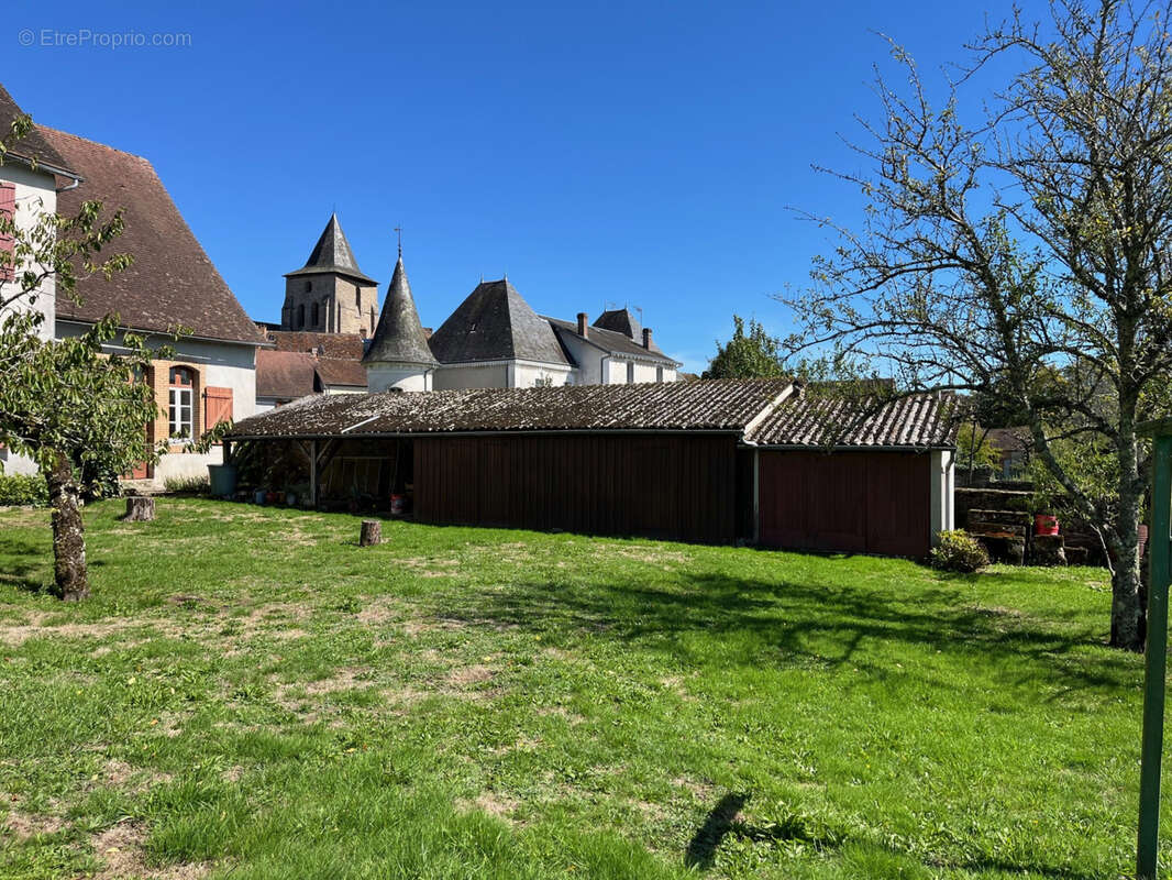 Coussac Bonneval, immeuble de 5 appartements, dépendances et terrain - photo 4