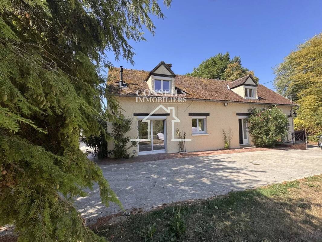 Maison à LA CELLE-SAINT-CYR