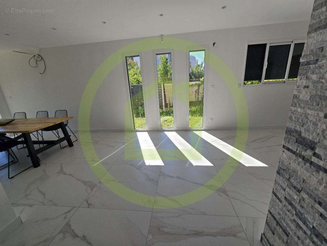 Maison à SAINT-PRYVE-SAINT-MESMIN