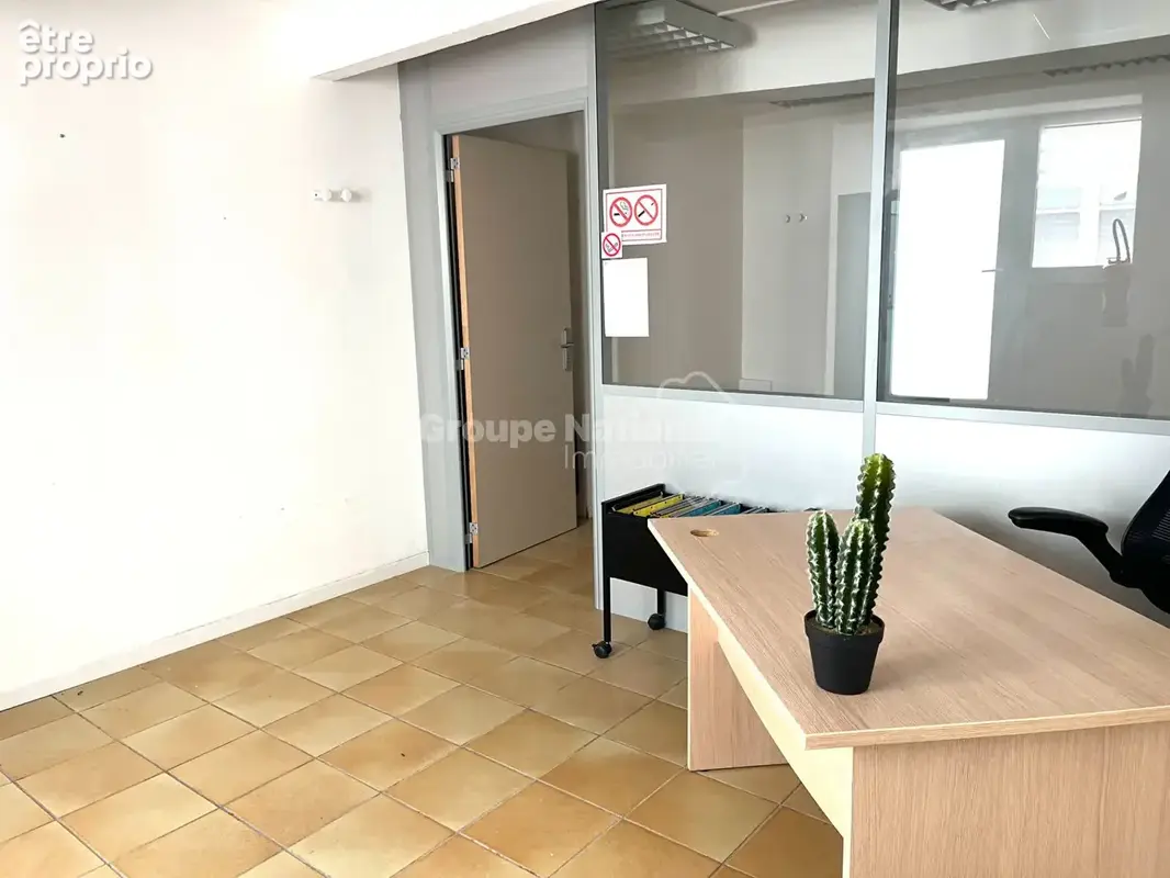 Local de 55 m² (de surface utile) avec multi-activités possibles,  équipé de la fibre -et aux normes incendie PMR et déficients  - photo 11
