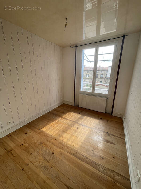 Appartement à SAINT-GENEST-LERPT