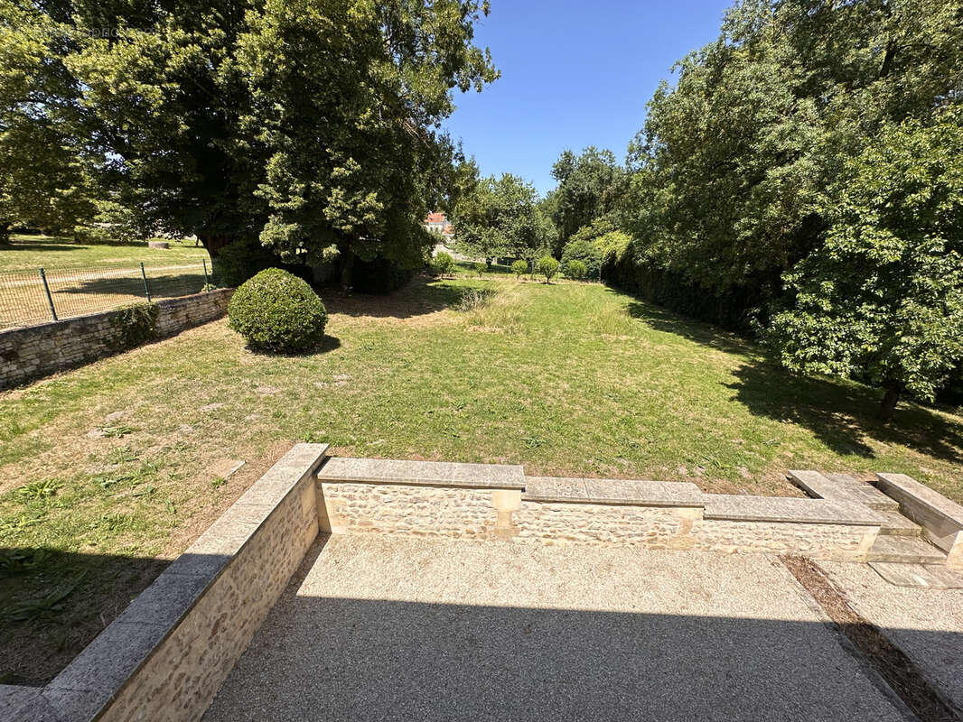 Maison à SAINT-JEAN-D'ANGELY