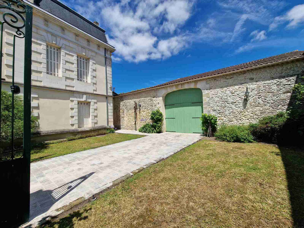 Maison de maître avec dépendances et piscine - photo 4
