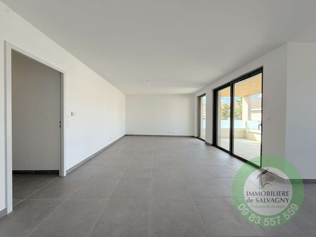 Appartement à LA TOUR-DE-SALVAGNY