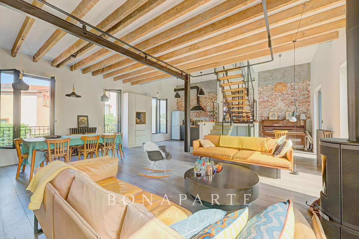 Suresnes – Élégante maison familiale de 210 m² avec jardin paysager et garage - photo 4