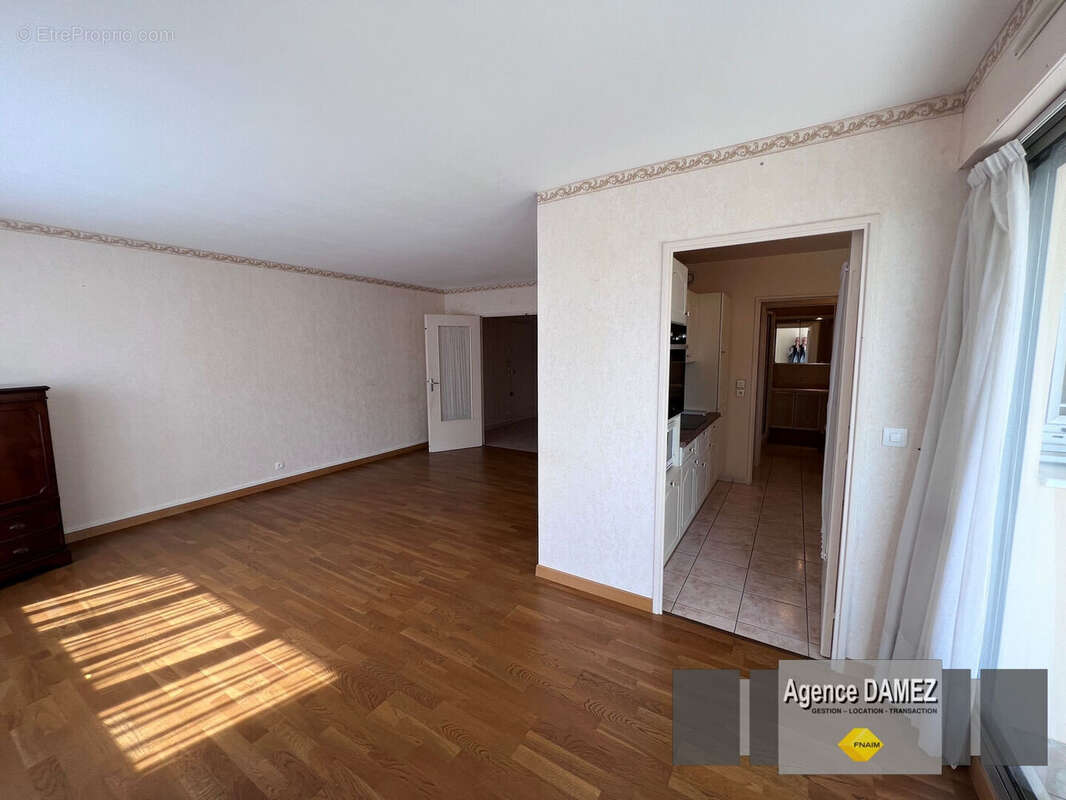À vendre à Dourdan - Appartement 3 pièces de 75 m² avec terrasse, cave et garage, proche centre-ville et gare - photo 7