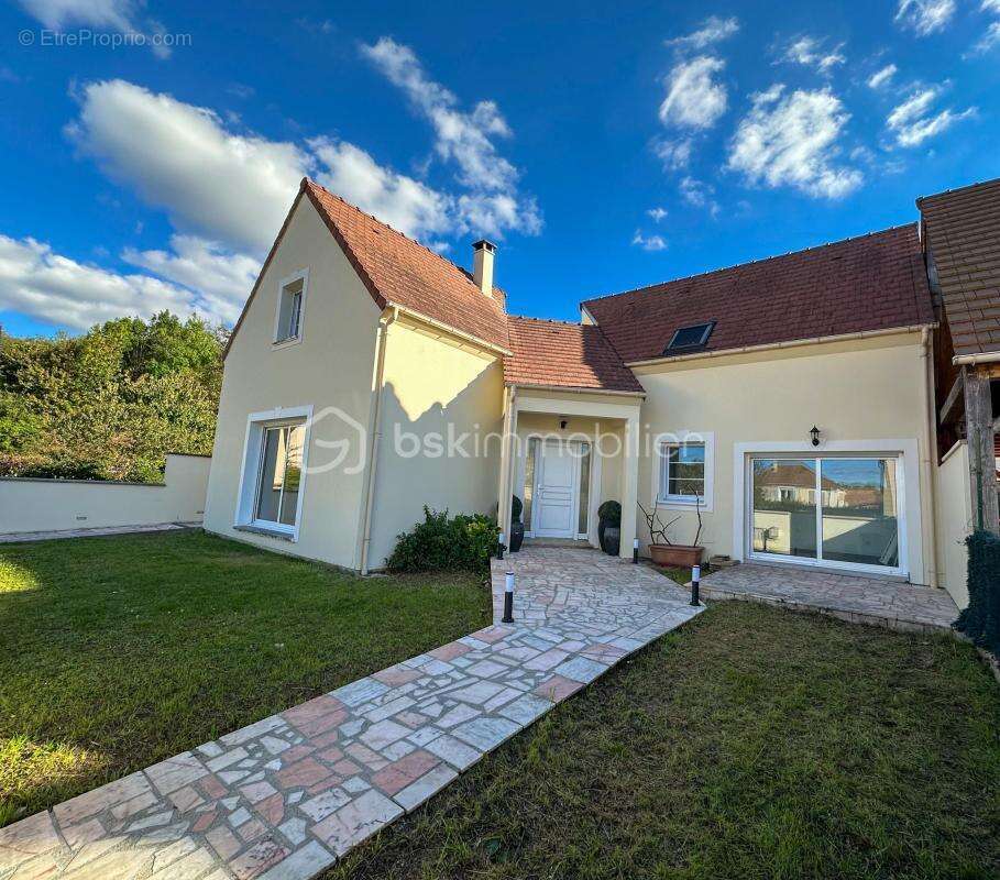 Maison à SAVIGNY-LE-TEMPLE