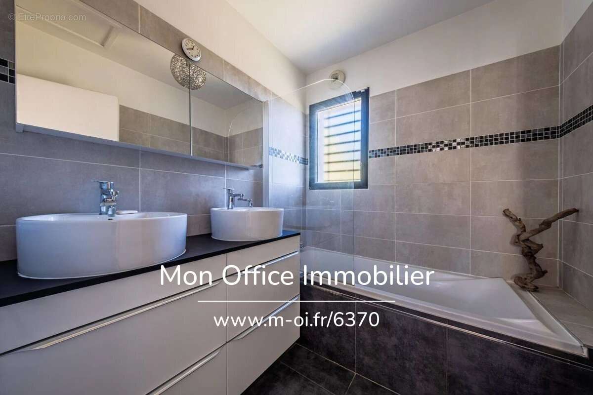 Maison à LE PUY-SAINTE-REPARADE