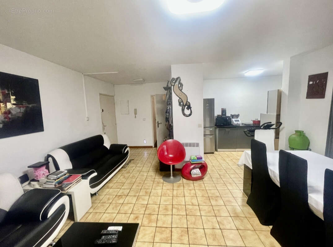 Toulon l aguillon appartement t4 traversant de 73m²  3 chambres en premier etage avec ascenseur terrasse et balcon - photo 2