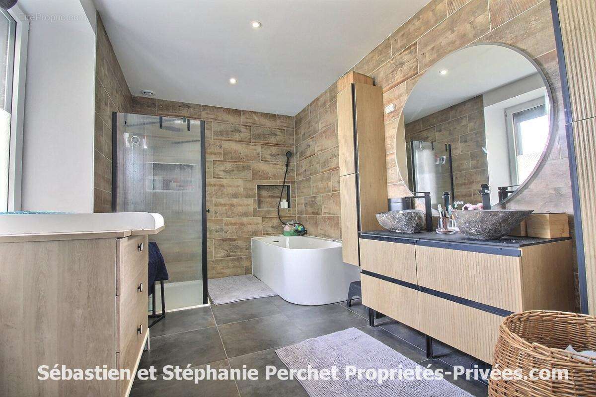 En exclusivité - Corps de ferme  362 m² - 8 chambres -terrain 1,2 ha - granges 500 m² - photo 6