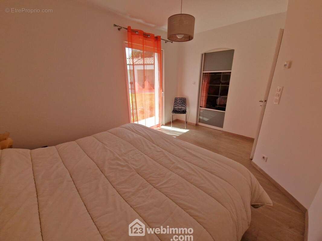 Chambre avec dressing - Maison à MOUTIERS-LES-MAUXFAITS